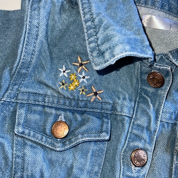 🛍 PRETTY Little GIRLS  FLOWER JEAN JACKET SIZE 4T 🛍 - Picture 2 of 8